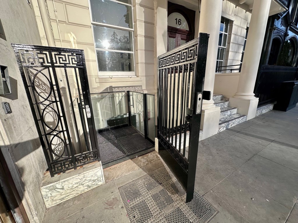 A platform lift at street level - Lyfthaus